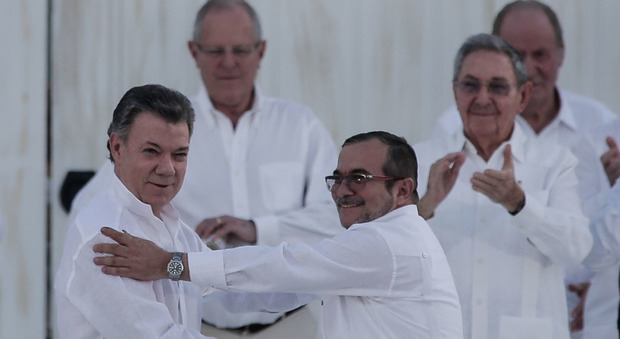 Il presidente colombiano Juan Manuel Santos,a sinistra, con il comandante delle Farc, Timoleon Jimenez
