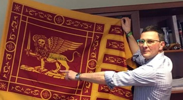 I sindaci leghisti tolgono la foto di Mattarella dagli uffici: «Non è il nostro Presidente»