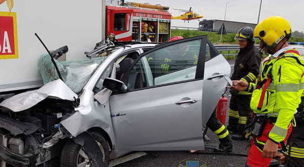 Schianto fra auto e tir in autostrada: un morto sull'A4 tra Venezia e Trieste