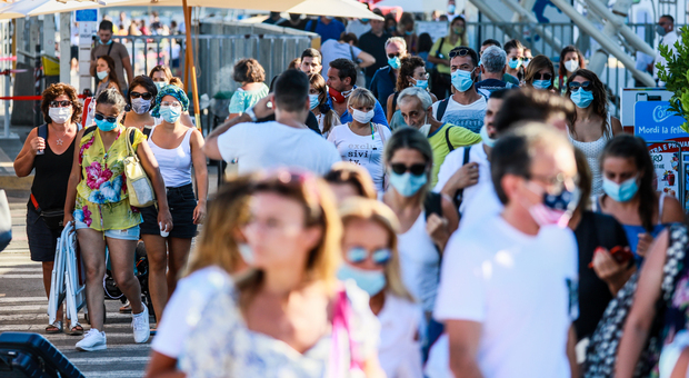 Covid in Campania, è allarme focolai: effetto estate, contagi raddoppiati a luglio