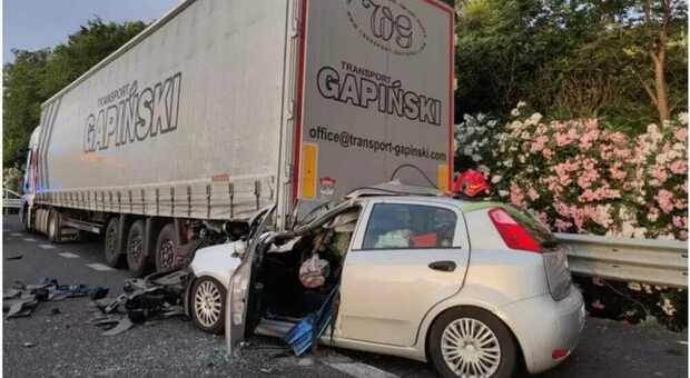 Ancora sangue sull'A14: tragico schianto a Grottammare auto-camion. Muoiono due donne. Un uomo in gravi condizioni