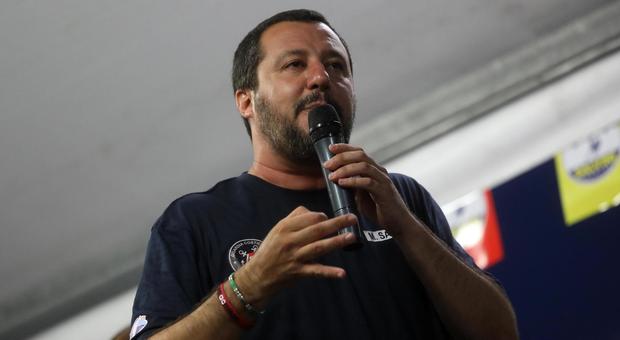 Salvini furioso: «Masturbarsi in pubblico sia di nuovo reato, giù le mani da donne e bambini»