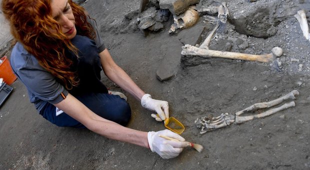 Pompei, nuova scoperta nella "casa dell'iscrizione": trovati cinque scheletri