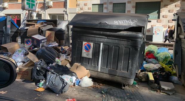 Roma, l'emergenza rifiuti continua: è allarme a Talenti, Conca d'oro e Jonio