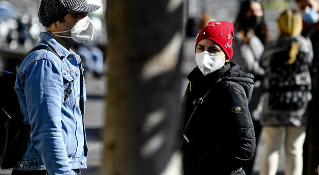 Crisanti annuncia: «Siamo a fine pandemia covid. Via le mascherine anche al chiuso»