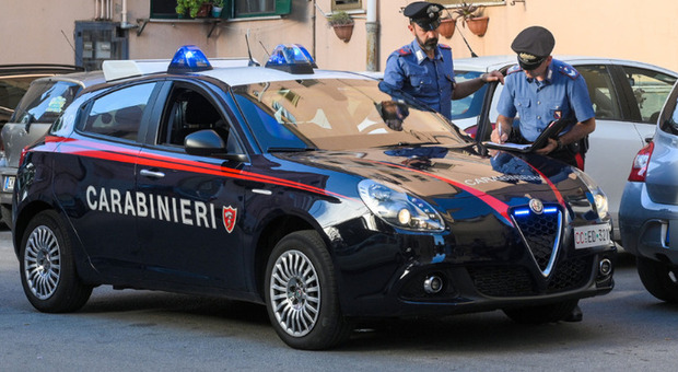 Napoli: vende bevande senza autorizzazioni, aggredisce gli agenti e finisce in manette
