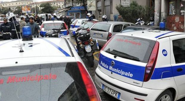 Napoli, 90mila euro di multa a 116 parcheggiatori abusivi: il raid della polizia locale
