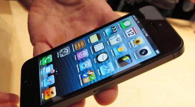 IPhone 5, Avvenire contro Apple «E' razzismo tecnologico» E intanto volano gli ordini