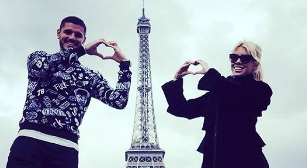 Mauro Icardi e Wanda Nara sotto la torre Eiffel