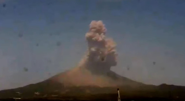 Giappone, erutta il vulcano Sakurajima: allarme nel raggio di 2,4 km