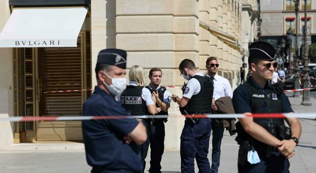 Parigi, rapina alla gioielleria Bulgari: «Bottino da 10 milioni di euro». Rapinatori in fuga