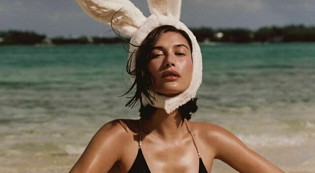 Hailey Bieber coniglietta sexy per Pasqua: lo shooting in spiaggia in costume con le bianche orecchie incanta i fan
