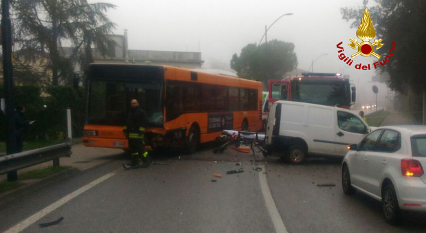 Scontro in Castellana tra furgone e bus Actv muore un 43enne