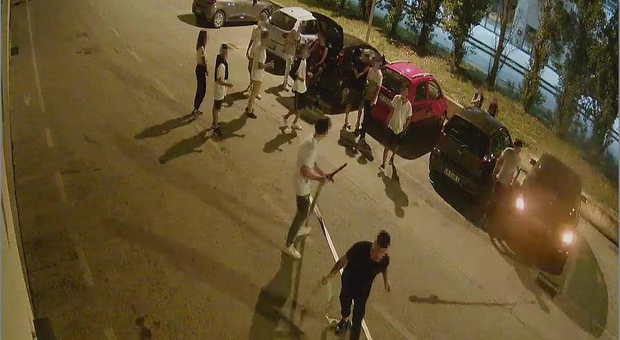Raid notturno e danni a Cesano i vandali ripresi dalle telecamere