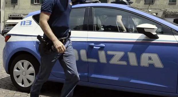 Bastogi, minaccia agenti con pistola Inseguimento tra i palazzi: arrestato