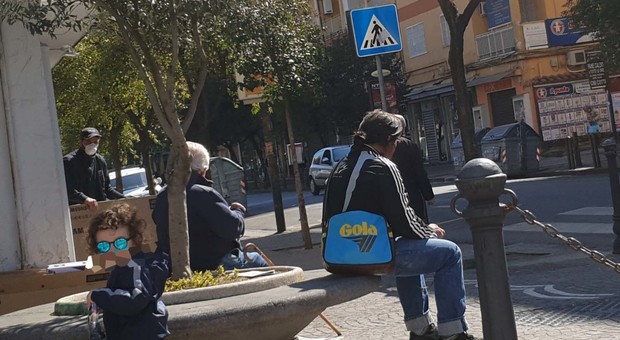 Coronavirus a Napoli, troppa gente in strada a Scampia: «Anche qui i militari»