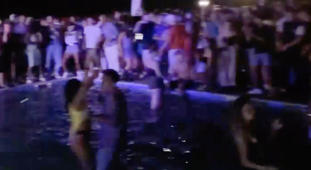 Movida illegale a Ostia, balli proibiti in spiaggia: la ressa è senza controlli `