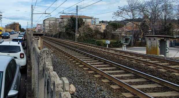Cammina sui binari, c'è chi si accorge e lancia l'allarme: a Pesaro treni bloccati per metterlo in salvo