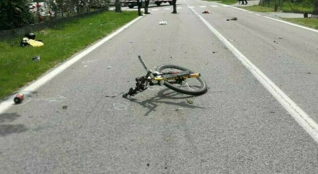 Turista inglese cade dalla bici e muore a 27 anni davanti al fidanzato, tragedia sui monti del lago di Garda