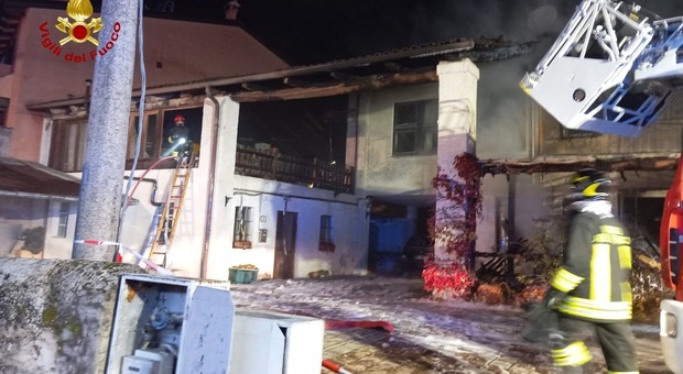 Santorso, spaventoso incendio in un ristorante: in fiamme anche la casa al piano di sopra e un'auto