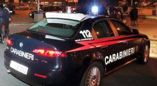 Minaccia la moglie con un coltello, poi aggredisce i carabinieri: arrestato