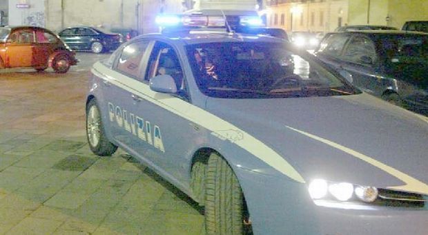 Roma, aggredito da 5 ragazzi che tentavano di rubargli l'auto: "Mi hanno preso a bottigliate"