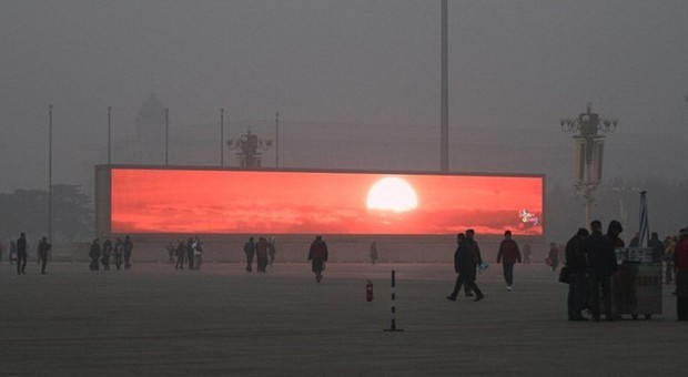 Cina, troppo smog, il tramonto è virtuale. L'iniziativa in piazza Tienanmen