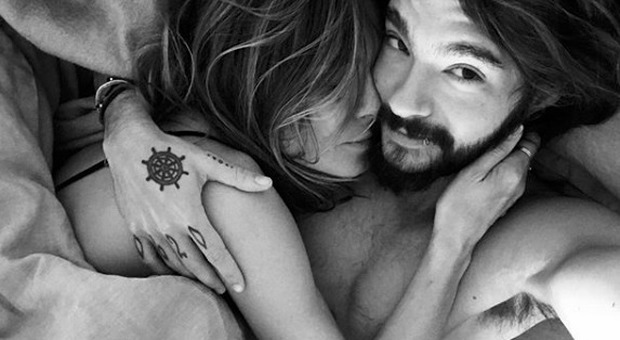 Heidi Klum, il selfie a letto dopo la passione con il cantante dei Tokio Hotel: «Ho detto sì»