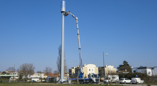 L'antenna che sovrasta il quartiere della Tassina, in fase di realizzazione