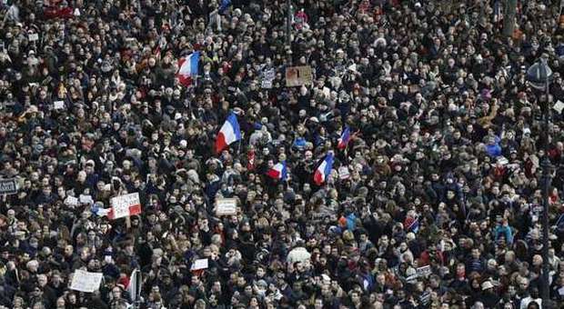 Parigi, si alza la voce dei musulmani: «Noi diciamo no alla violenza»