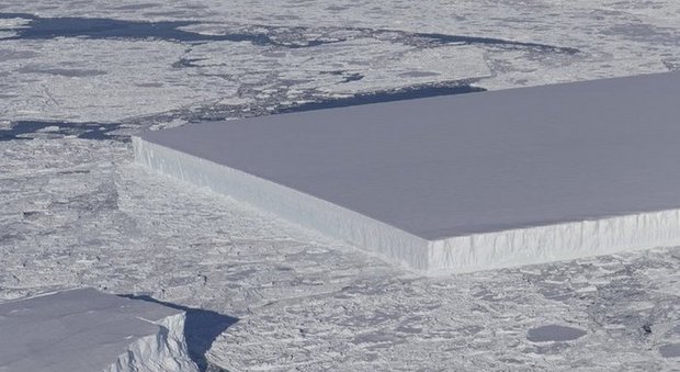 Iceberg rettangolare fotografato dalla Nasa: "mistero" svelato in Antartide