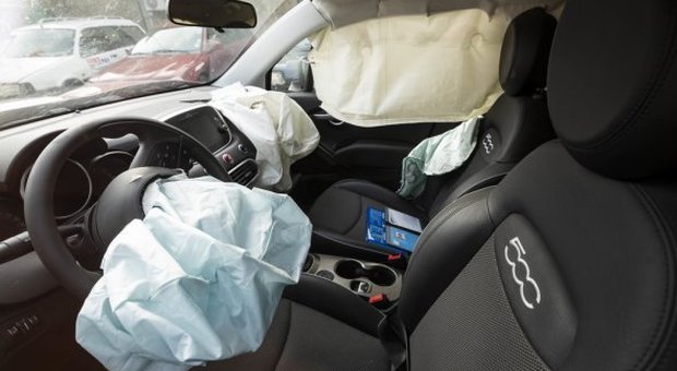 Neonato muore per lo scoppio dell'airbag dopo un tamponamento. Indagati i genitori: omicidio colposo