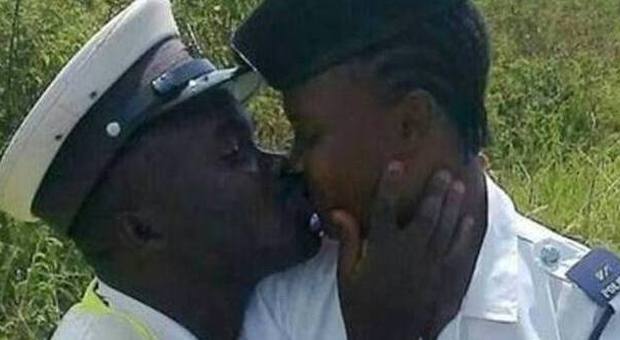 Tanzania, poliziotti si baciano in divisa: licenziati