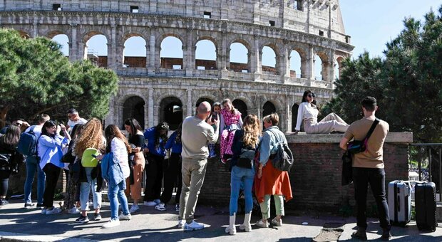 Roma, inglesi incidono il nome sul Colosseo: scoperti e denunciati