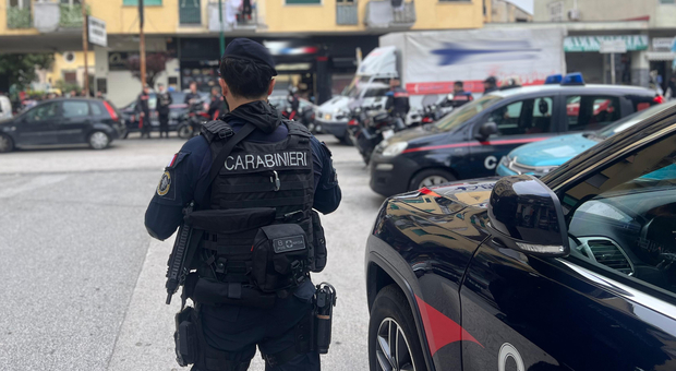 I controlli dei carabinieri a Fuorigrotta