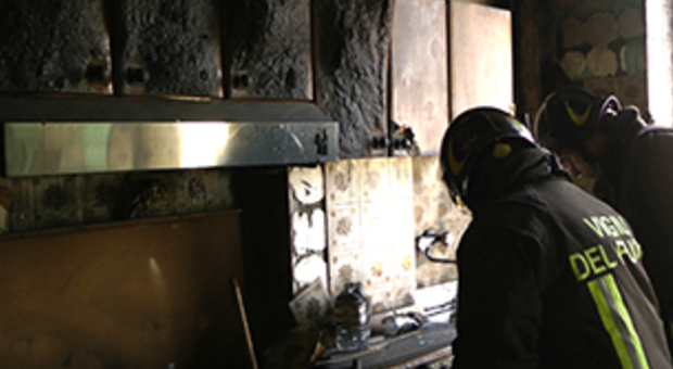 Si incendia la cappa della cucina: padre e figlie finiscono in ospedale