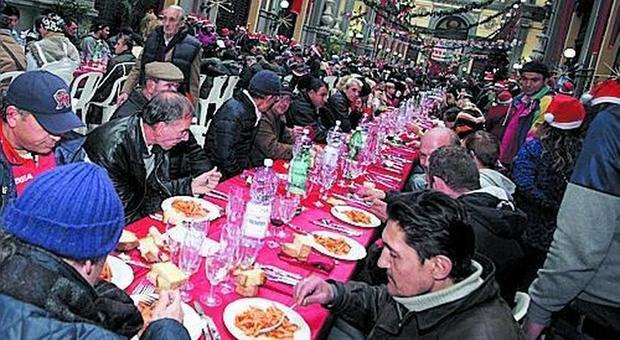 Napoli, salta il pranzo dei poveri in Galleria: «Da soli non possiamo farcela»