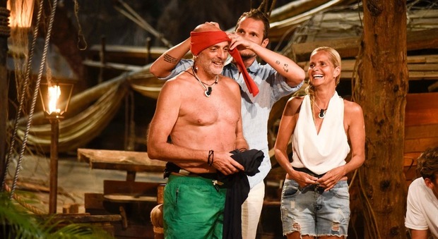 Isola dei Famosi, Paolo Brosio show: si "cala" le mutande nel fango. Alessia Marcuzzi: «Oddio è nudo!»