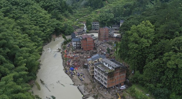 Ricerche dei dispersi in una città della provincia di Zhejiang