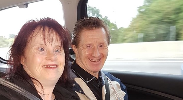 Marito e moglie da 24 anni entrambi con la sindrome di Down: la loro storia commuove il web