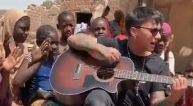 Ultimo in Africa con la chitarra: è il primo cantante italiano ad andare in Mali con l'Unicef