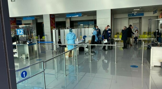 Arrivi dalla Gran Bretagna, tamponi negli aeroporti di Brindisi e di Bari. L'assessore Lopalco: «Tutti negativi i 25 passeggeri atterrati nel Salento»