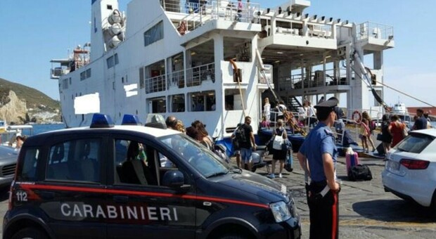 Turista ubriaca dà in escandescenze a Ponza: aggrediti passanti, carabinieri e operatori del 118
