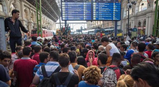 Migranti, caos a Budapest: gas sui profughi in stazione. Il vicepremier: "Colpa della Merkel". È scontro
