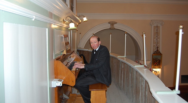 Il maestro Carlo Barbierato all'organo