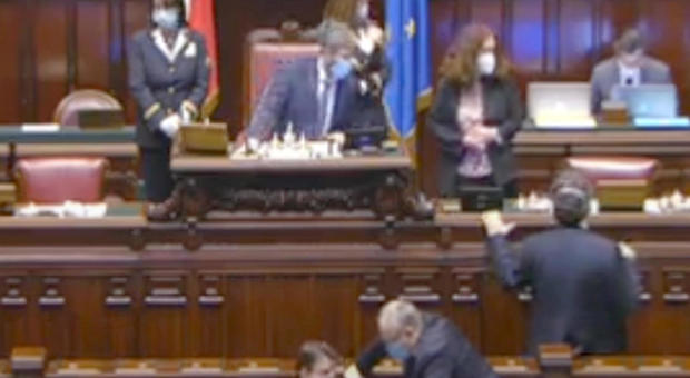 Sanità lombarda, rissa M5S-Lega in Parlamento. Salvini chiama Mattarella