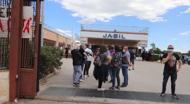 «Jabil, tagli fuorilegge»: la rabbia degli operai di Marcianise