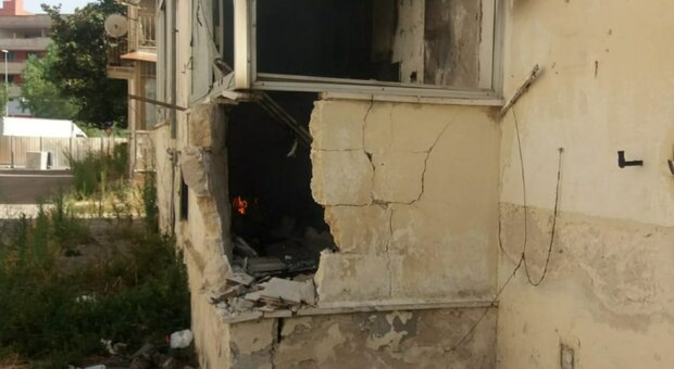 Lecce, esplode una bombola di gas in una delle vecchie case popolari abbandonate