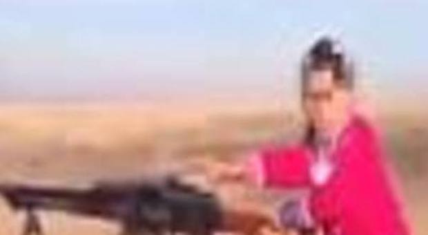 La bimba curda di 7 anni incubo dell'Isis. "Sparo ai jihadisti, ne ho uccisi 400"