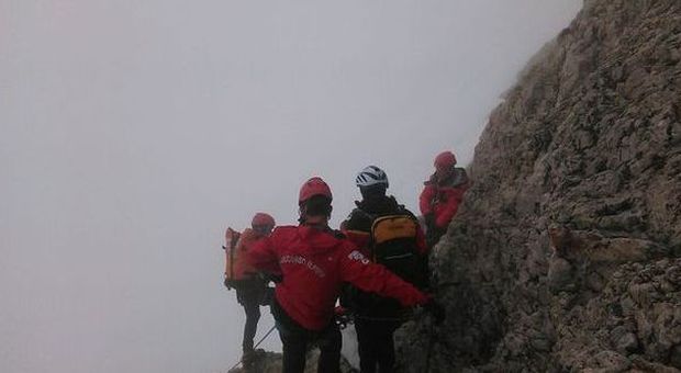 Gli uomini del Soccorso Alpino tentano il recupero della salma di Mirko Querin